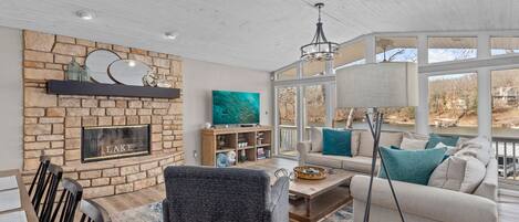 Smart TV, tavolo da ping pong, libri, altoparlanti intelligenti