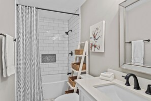 Bathtub, heated floors, towels, soap - Lake House - Six Bedroom House, Sleeps 14 (Sunrise Beach)