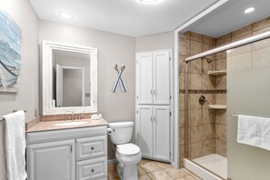 Bathtub, heated floors, towels, soap - Lake House: Spacious 6-Bedroom Retreat Perfect for Families and Waterside Fun! (Sunrise Beach)