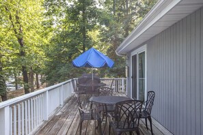 Outdoor dining - Lake House: Spacious 6-Bedroom Retreat Perfect for Families and Waterside Fun! (Sunrise Beach)