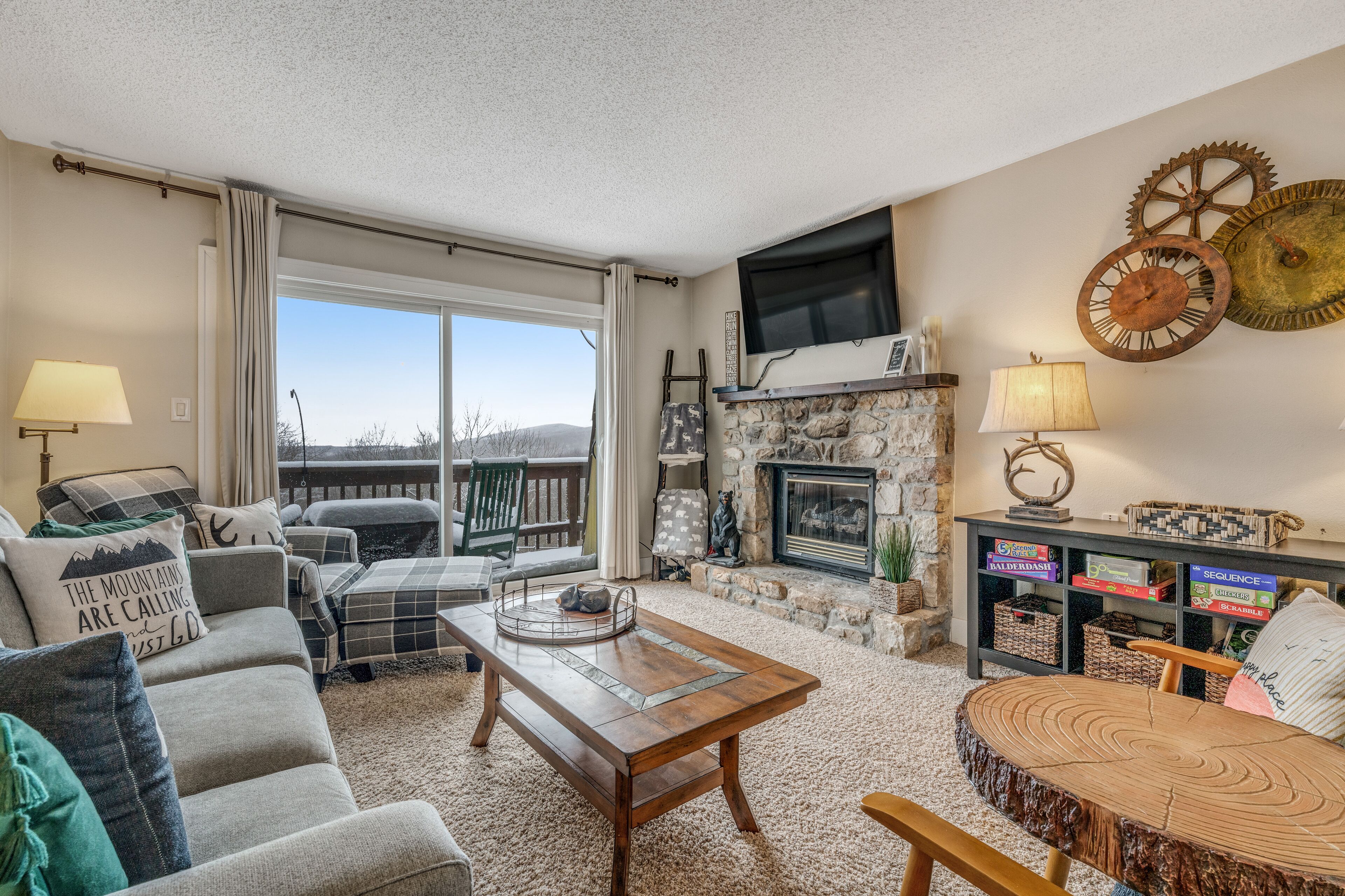 Updated condo near Beech Mountain with deck, gas fireplace, mtn views - dogs OK