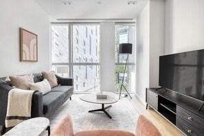 TV, stereo - Open plan Old Street, 1BR, New build, modern, by Blueground (London)