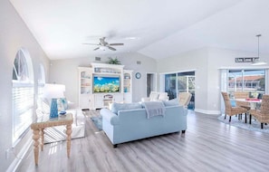 Smart TV, Netflix, streaming services - Fun in the Sun -  Beautiful Waterfront Vacation Ho (Cape Coral)