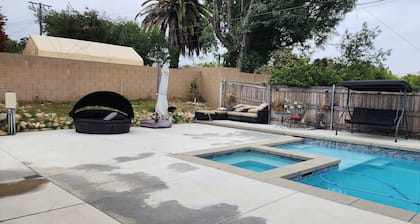 Cozy Guest Home, Ideally Located, Driveway Parking