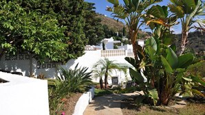 A pathway leading to a white building with a mountainous backdrop. - Luxury villa with heated pool and sea views. (Salobreña)
