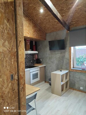 Frigorifero, microonde, forno, piano cottura