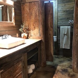 Shower, towels - The Lodge Grain Bin at Goose Creek Farm in Cornersville TN (Cornersville)