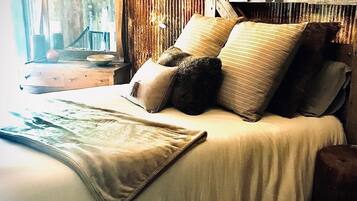 1 bedroom, bed sheets