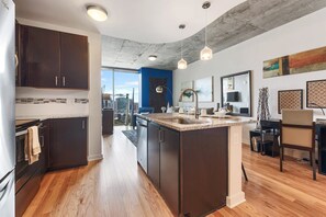 Frigorifero, microonde, forno, piano cottura