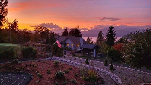 Spacious A-frame w/ mountain & water views, New Hot Tub, AC, Fireplace, W/D