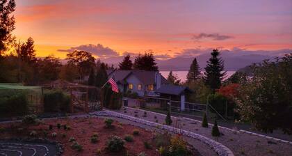 Spacious A-frame w/ mountain & water views, New Hot Tub, AC, Fireplace, W/D