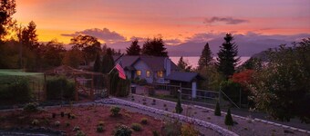 Spacious A-frame w/ mountain & water views, New Hot Tub, AC, Fireplace, W/D