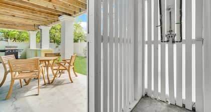 Relax and Unwind: Spacious 3-Suite Home in Tybee Island, Short walk to beach!
