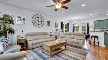 Smart-TV, Videospiele, DVD-Player, Bücher