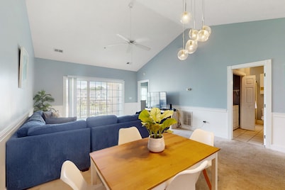 Spacious condo with pool, fast WiFi, washer/dryer & central AC