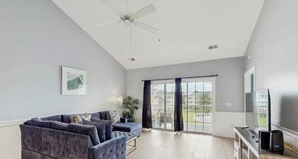 Spacious condo with pool, fast WiFi, washer/dryer & central AC