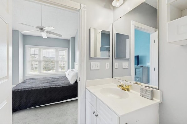 2 bedrooms, WiFi, bed sheets - Spacious condo with pool, fast WiFi, washer/dryer & central AC (Myrtle Beach)