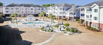 Spacious condo with pool, fast WiFi, washer/dryer & central AC