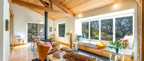 Télévision, cheminée, livres