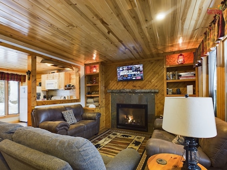 Smart TV, fireplace, DVD player. Bear Den-Secluded 2 Bedroom Cabin Located in the Hiawatha National Forest.
