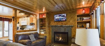 Bear Den-Secluded 2 Bedroom Cabin Located in the Hiawatha National Forest.
