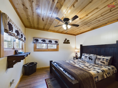 2 bedrooms, travel crib, free WiFi, bed sheets. Bear Den-Secluded 2 Bedroom Cabin Located in the Hiawatha National Forest.