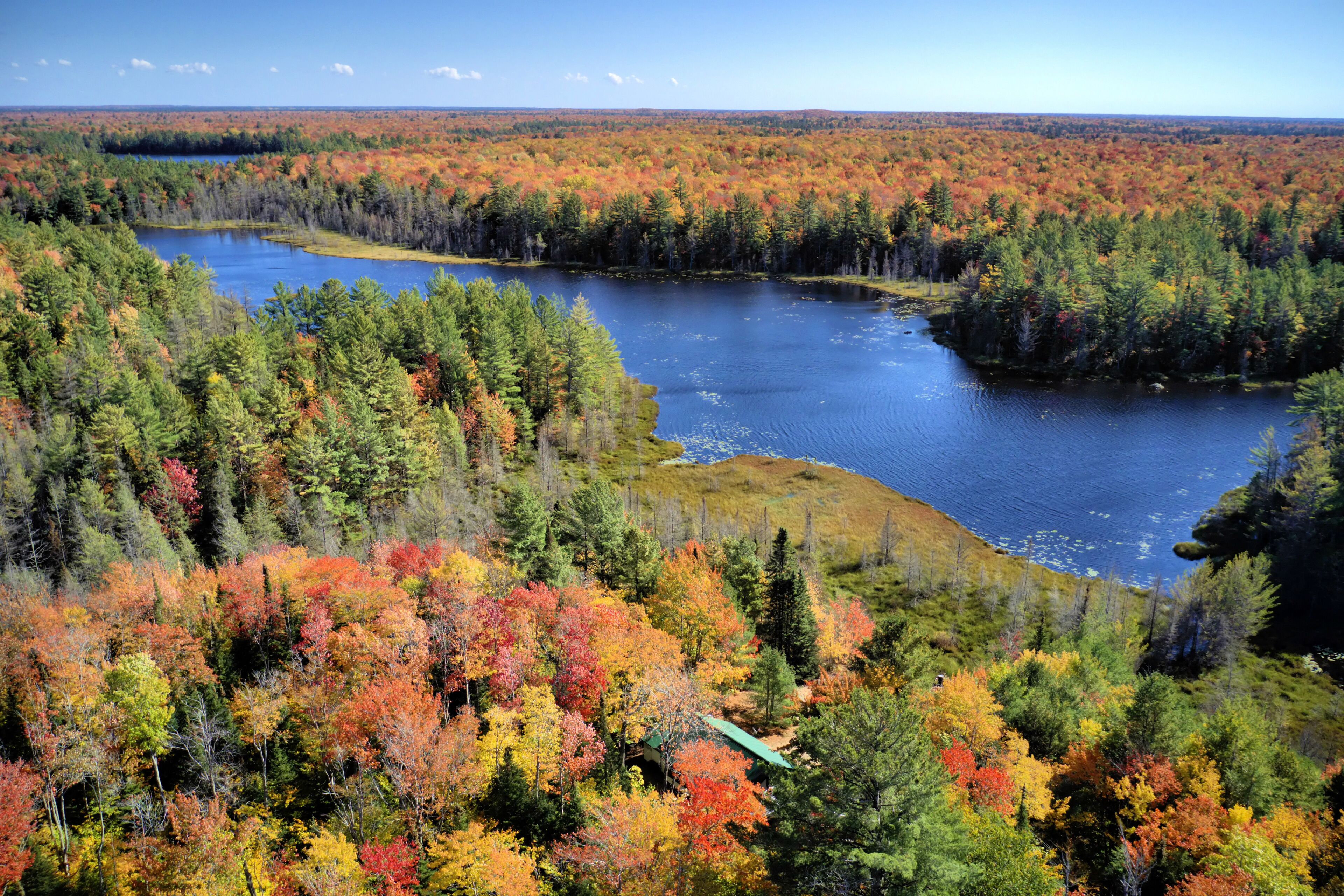 Un lago rodeado de árboles con colores otoñales.
