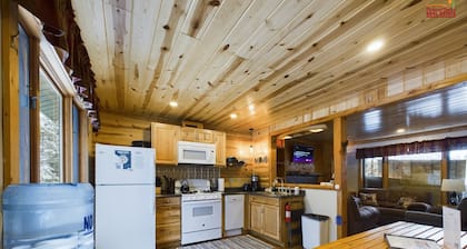 Bear Den-Secluded 2 Bedroom Cabin Located in the Hiawatha National Forest.