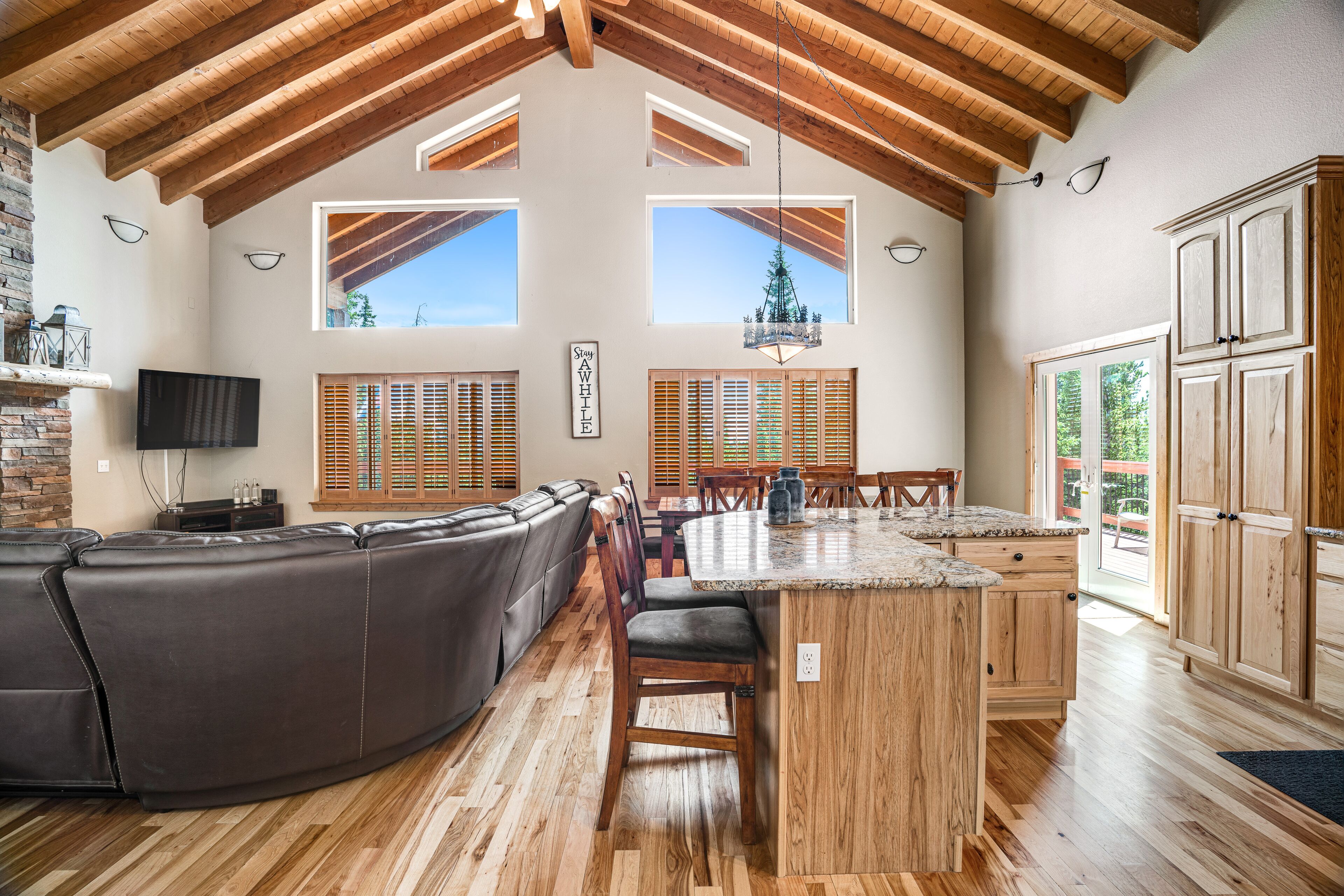 تلفزيون، مدفأة، ألعاب فيديو، مشغل دي في دي