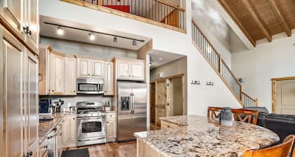 Mountain lodge with deck, fireplace, game room & fast WiFi - snowbirds welcome