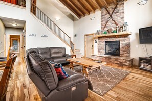 TV, caminetto, videogiochi, lettore DVD