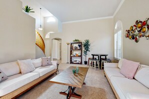 Téléviseur, foyer, livres