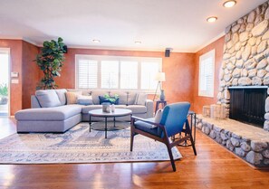 TV - Central coastal home - Ocean views and pool (San Diego)