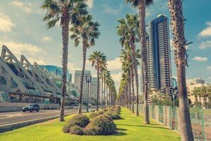 Unclassified image, 2 of 23, button