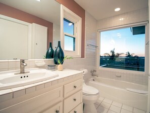 Combined shower/bathtub, hair dryer, towels