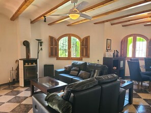TV, fireplace