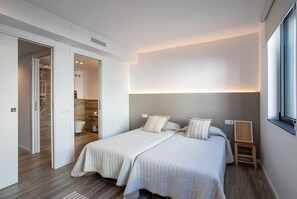 3 bedrooms, desk, iron/ironing board, internet