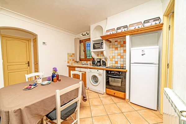 Een koelkast, een microgolfoven, een oven, een kookplaat