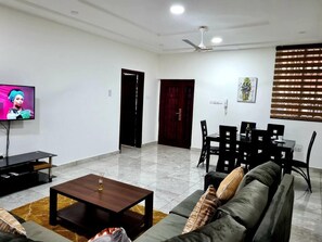 TV - Gorgeous, Quiet & Comfy-Close to Highway-Parking (Adenta Municipality)