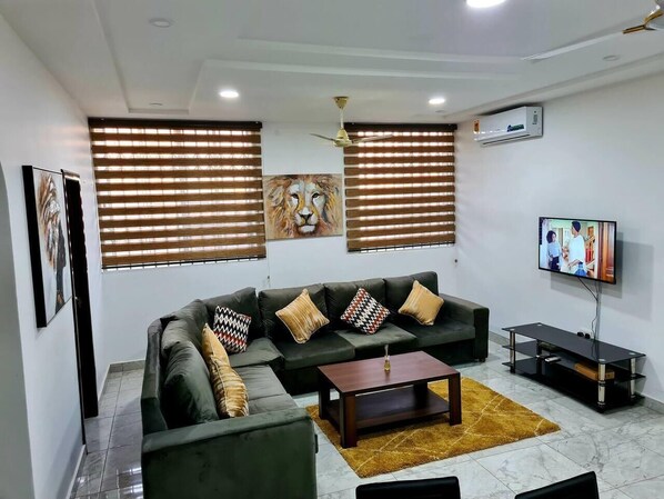 TV - Gorgeous, Quiet & Comfy-Close to Highway-Parking (Adenta Municipality)