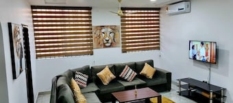 Gorgeous, Quiet & Comfy-Close to Highway-Parking