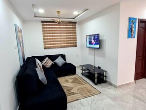 TV - Spacious, Quiet & Cozy- Close to Highway-Parking (Adenta Municipality)