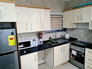 Fridge, microwave, oven, dishwasher - Comfy & Cozy Hideout ~ Close to Highway ~Parking (Adenta Accra)