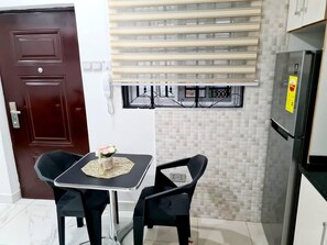Dining - Comfy & Cozy Hideout ~ Close to Highway ~Parking (Adenta Accra)