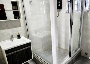 Shower, towels - Cozy,Quiet & Fantastic- Close to Highway - Parking (Adenta Municipality)