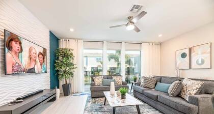 Elegant Townhouse with Pool Views at Reunion