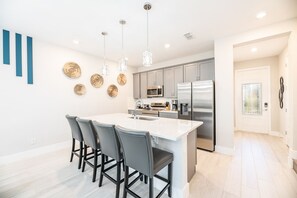 Fridge, microwave, oven, stovetop - Elegant Townhouse with Pool Views at Reunion (Kissimmee)