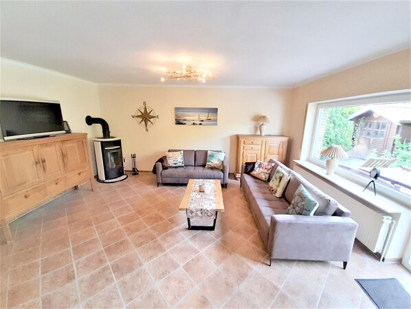 TV, fireplace, DVD player, stereo - Holiday Home "Am Sielblick in Ditzum" with Garden and Wi-Fi; Pets Welcome (Ditzum)