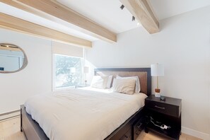 2 bedrooms, WiFi, bed sheets - Luxury Condo - Shared Heated Pool, Hot Tub, and Gym - Fireplace & Free WiFi (Vail)