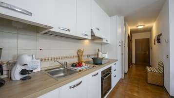 Fridge, oven, stovetop, coffee/tea maker